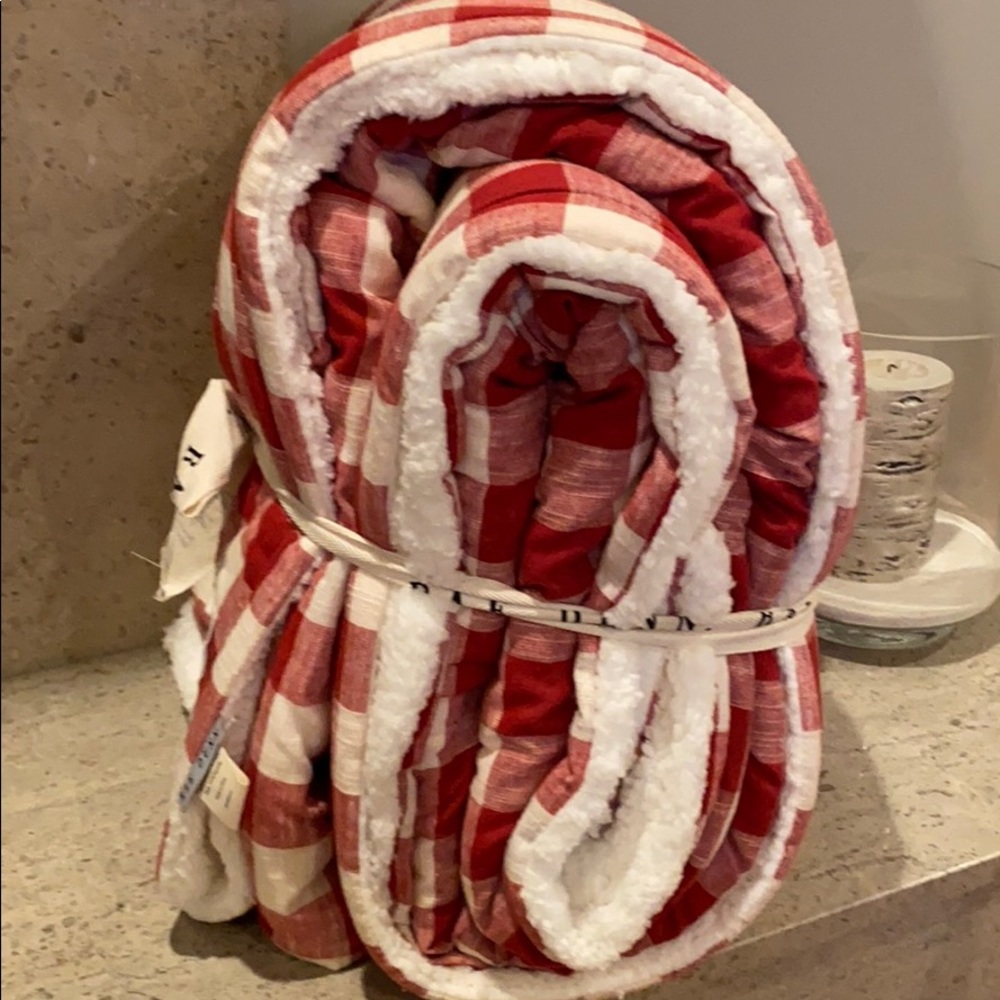 Rae Dunn “Merry” Sherpa Queen Blanket With Patch - Picture 6 of 14